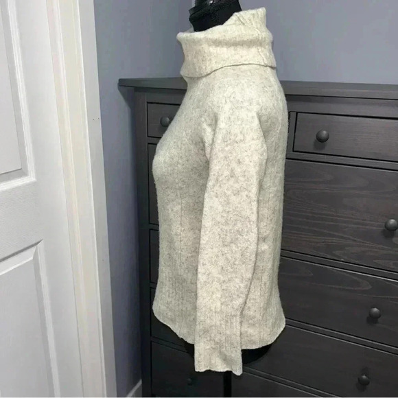 Aritzia - Community  Sweater - Picture 2 of 6